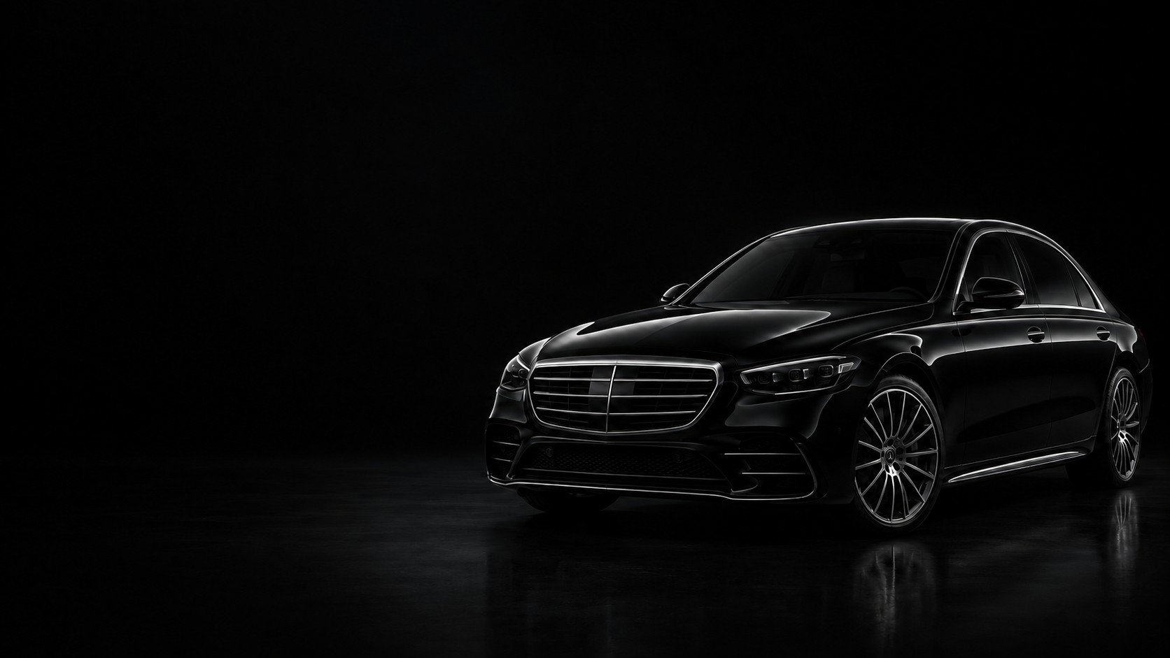 Schwarzer Mercedes-Benz im dunklen Studio – Symbolbild