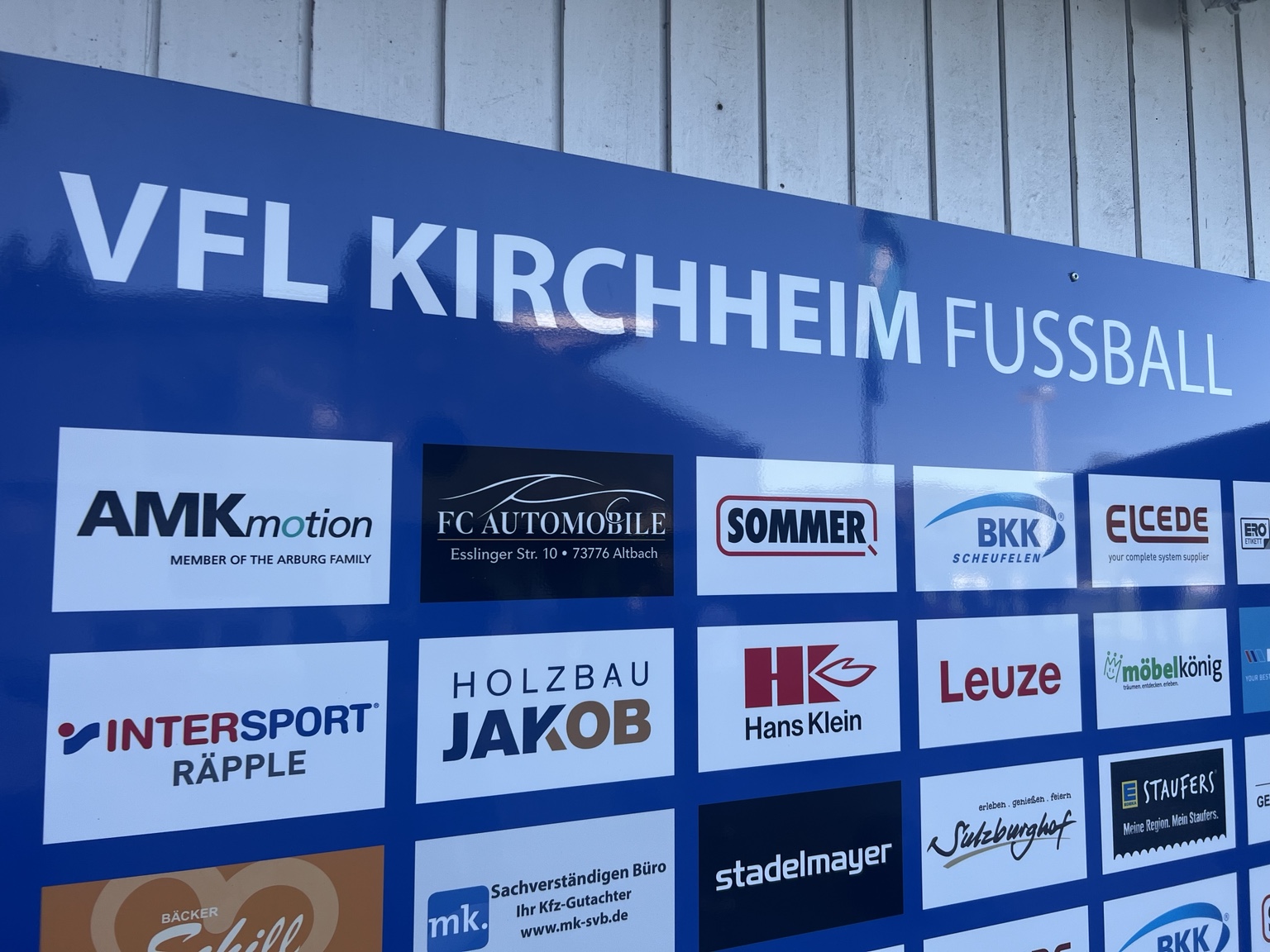 Sponsorentafel des VfL Kirchheim Fußball mit dem Logo von FC Automobile